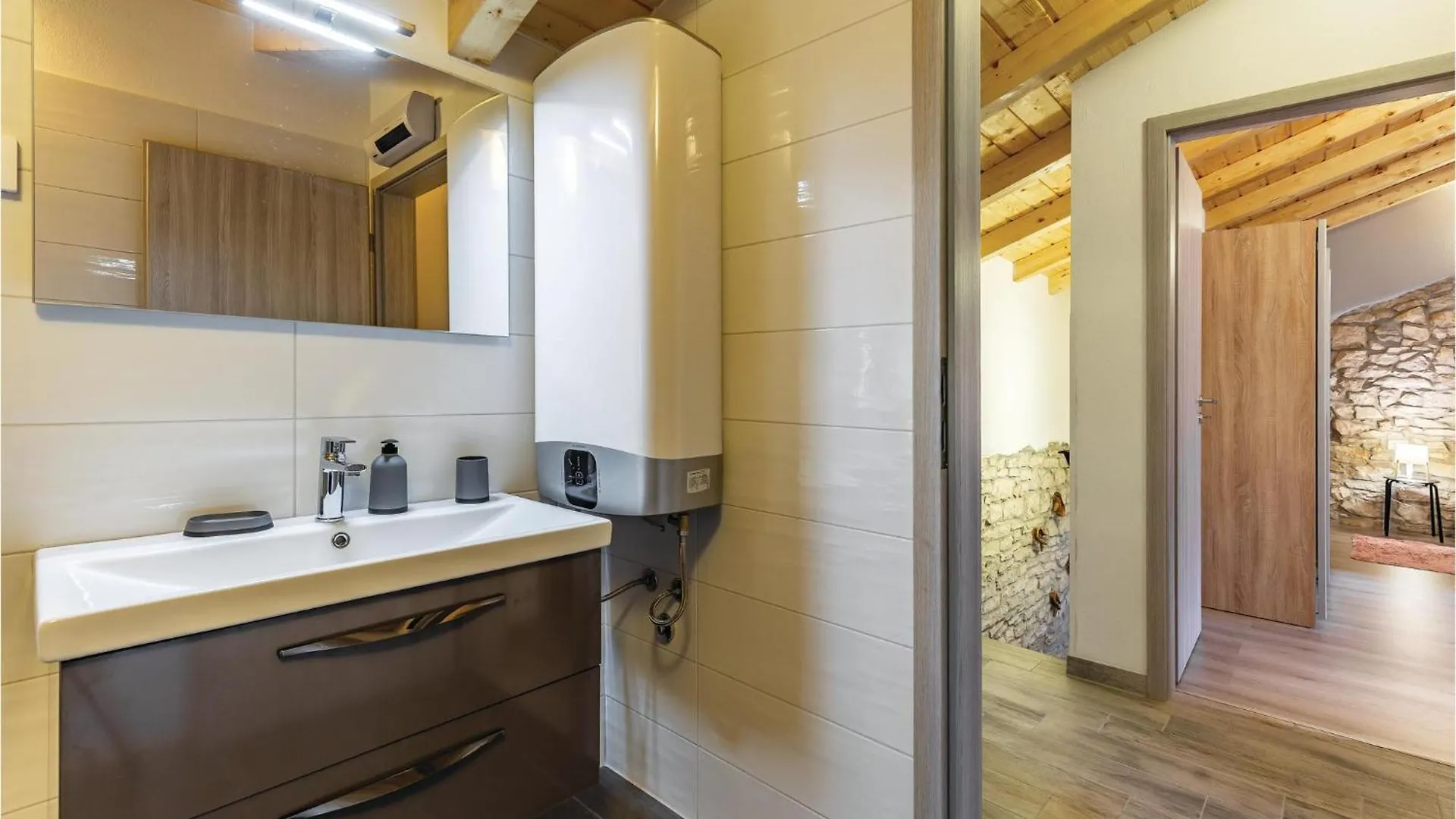 Stunning Home In Peruski With Wifi 0*,